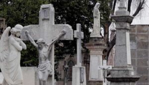 Localizan cráneo humano afuera de una tumba - ZMG Noticias