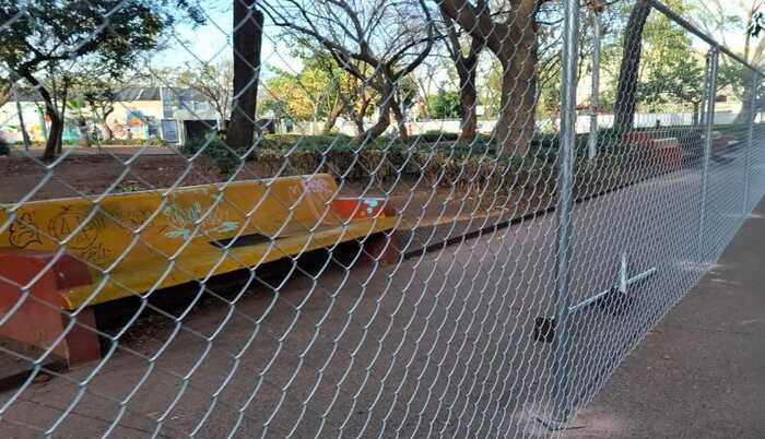 Entre polémicas arrancan trabajos de mantenimiento en Parque Rojo - ZMG Noticias