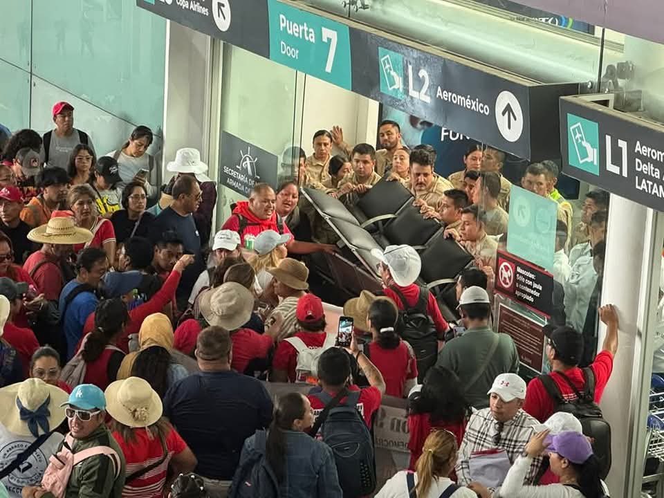 Protestas del CNTE provocan suspención de operaciones en AICM - ZMG Noticias