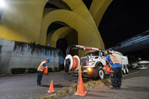 Realiza SIAPA trabajos de desazolve y limpieza en avenida Lázaro Cárdenas - ZMG Noticias