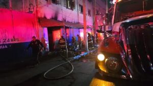 Policías rescatan a familia de incendio - ZMG Noticias