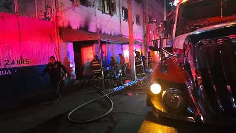 Policías rescatan a familia de incendio - ZMG Noticias