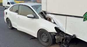 Auto de plataforma queda incrustado en la parte trasera de un camión - ZMG Noticias