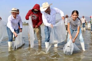 Siembran tilapia en la Presa de la Vega - ZMG Noticias