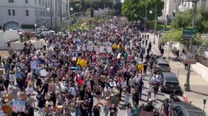 Reprimen protestas en Los Ángeles - ZMG Noticias