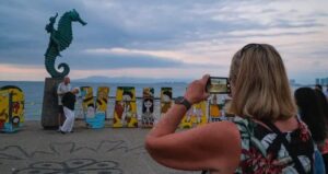 Impugna CNDH impuestos a turistas extranjeros en Puerto Vallarta - ZMG Noticias