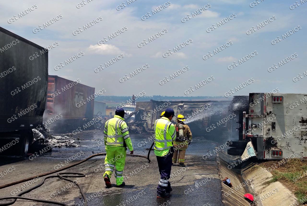 Accidente e incendio en Autopista a Los Altos - ZMG Noticias Accidente e incendio en Autopista a Los Altos - ZMG Noticias