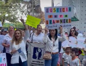 Decenas de padres y madres protestan en Ciudad Niñez - ZMG Noticias