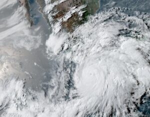 Huracán Erick toca tierra en Oaxaca como categoría 3 - ZMG Noticias