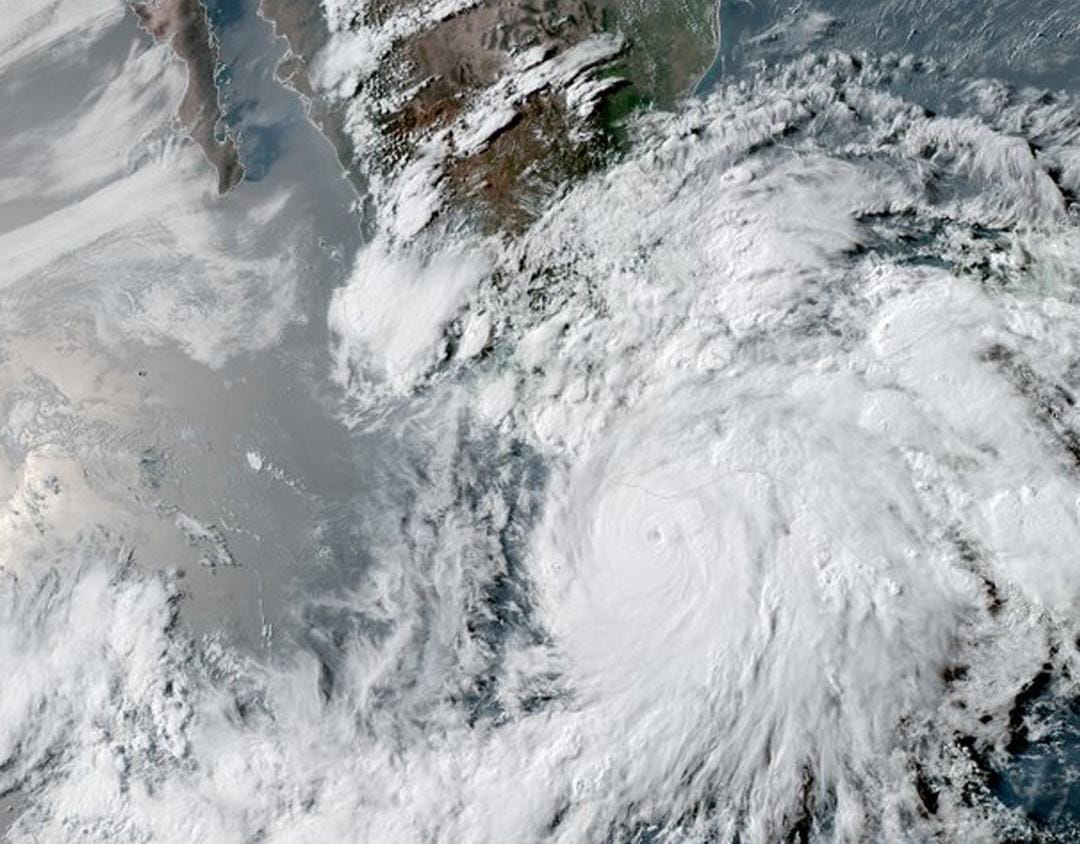Huracán Erick toca tierra en Oaxaca como categoría 3 - ZMG Noticias