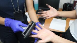 Realiza Ciencias Forenses toma de huellas dactilares para trámites migratorios, bancarios y personales