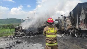 Accidente carretero provoca incendio de tráileres - ZMG Noticias