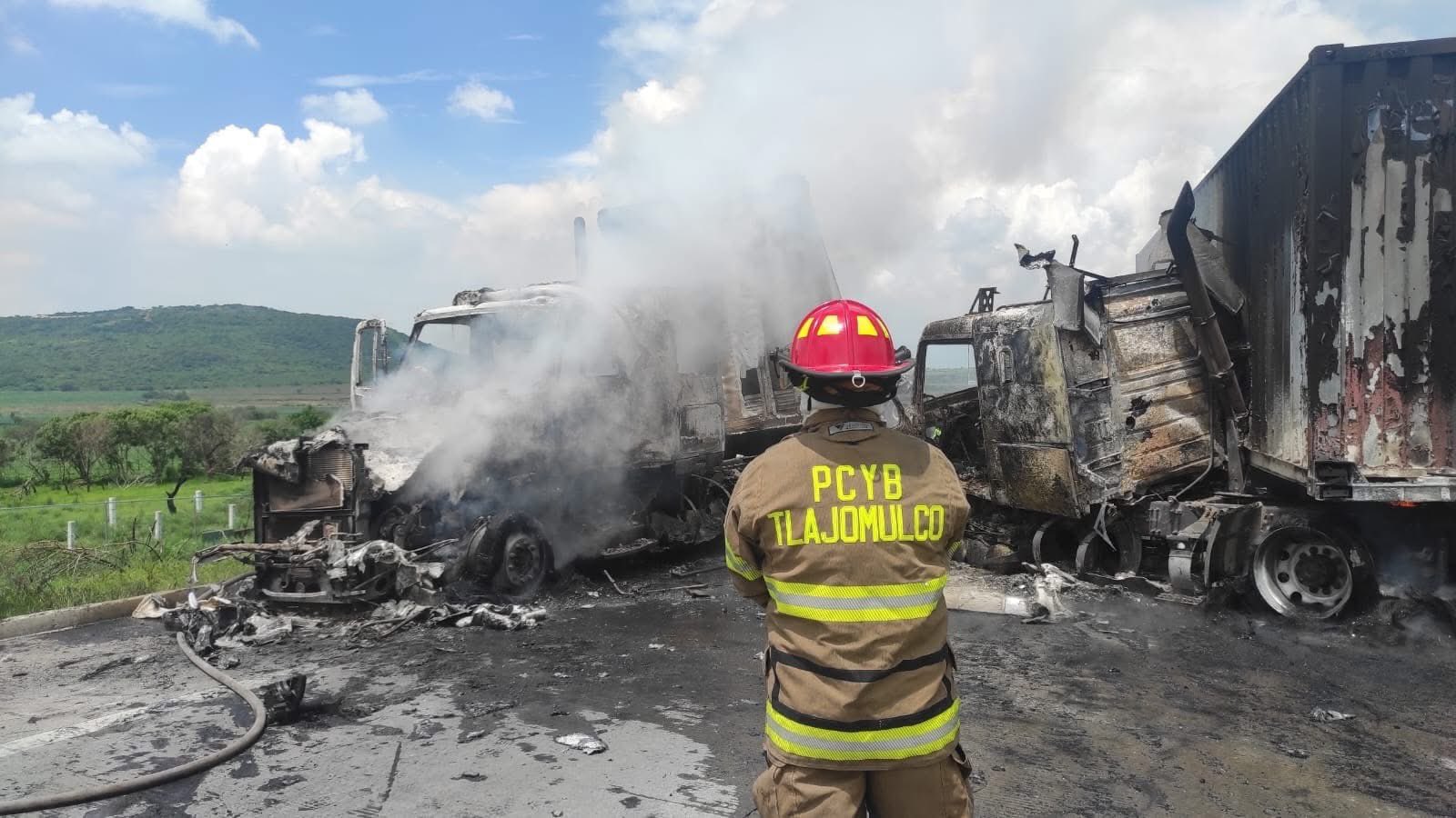 Accidente carretero provoca incendio de tráileres - ZMG Noticias