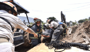 Tras cuatro horas de maniobras, rescatan con vida a trabajador atrapado en zanja en Tlaquepaque