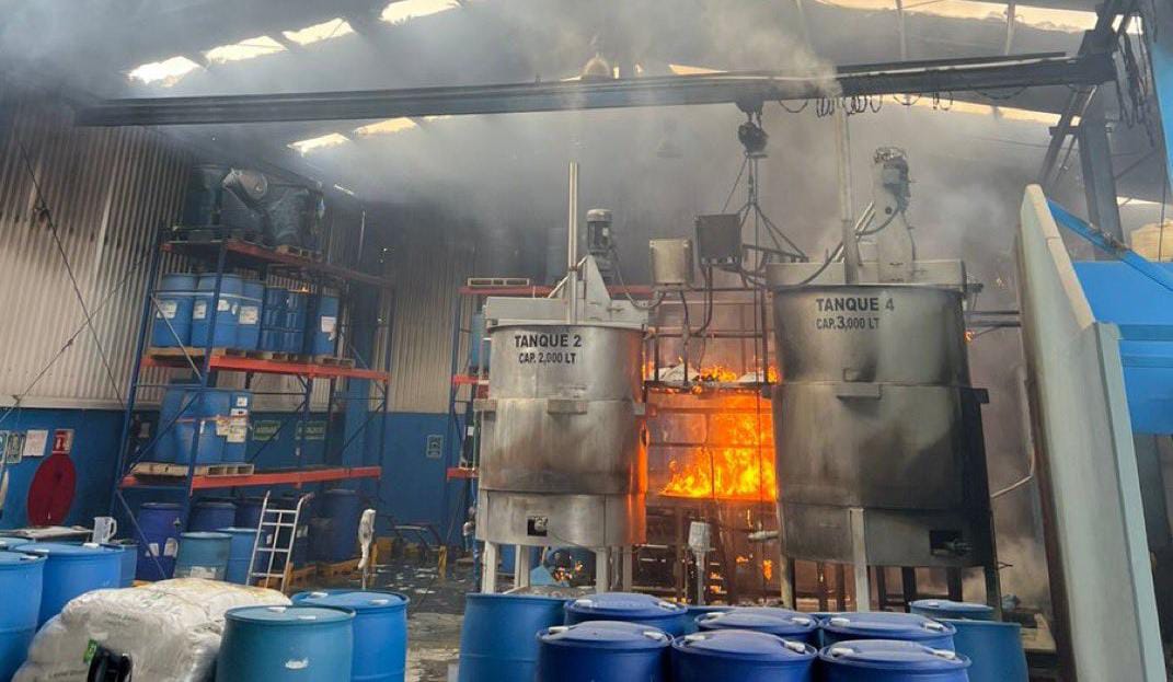 Incendio en fábrica de jabones en El Salto - ZMG Noticias