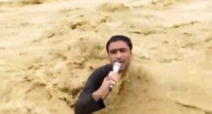 Periodista paquistaní fue arrastrado por corriente durante transmisión en vivo - ZMG Noticias
