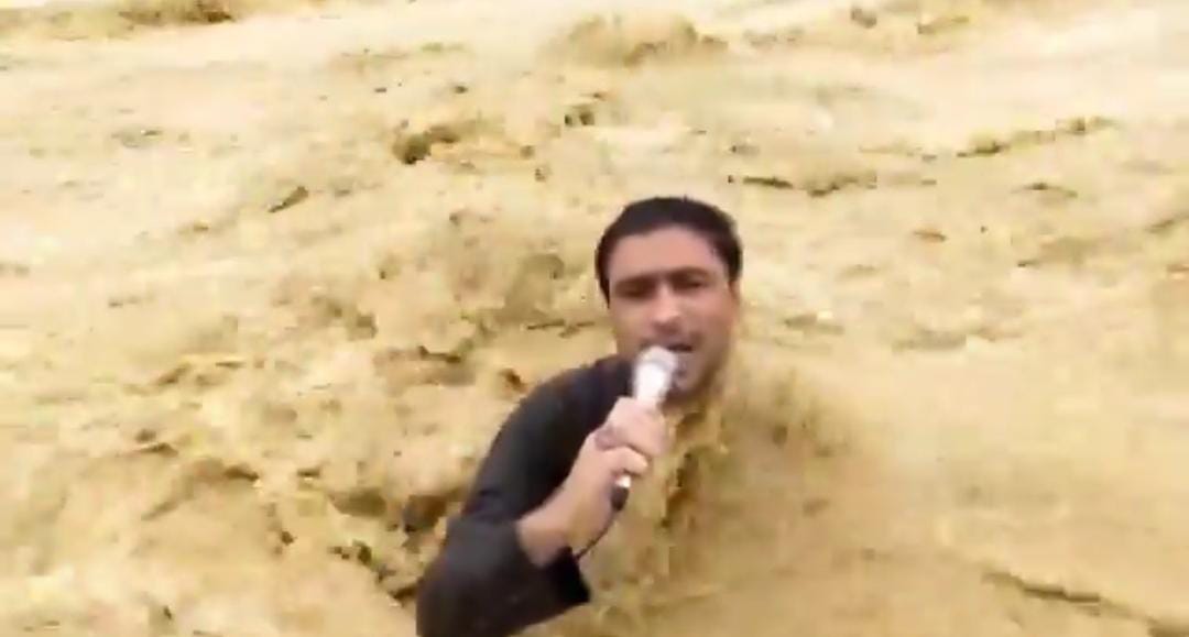 Periodista paquistaní fue arrastrado por corriente durante transmisión en vivo - ZMG Noticias