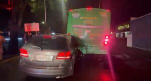 Choque con persona prensada en avenida Mariano Otero - ZMG Noticias