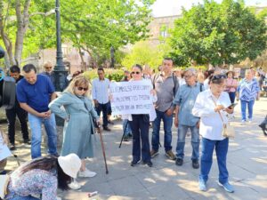 Pensionados y jubilados protestan por desabasto de medicamentos en Clínicas del IPEJAL - ZMG Noticias