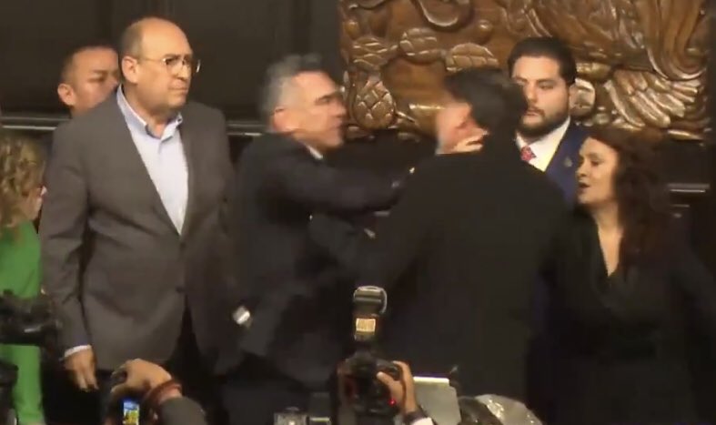 La lamentable estampa del político mexicano actual - ZMG Noticias La lamentable estampa del político mexicano actual - ZMG Noticias