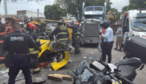 Choque entre taxi y maquinaria deja dos lesionados en la calzada Jesús González Gallo