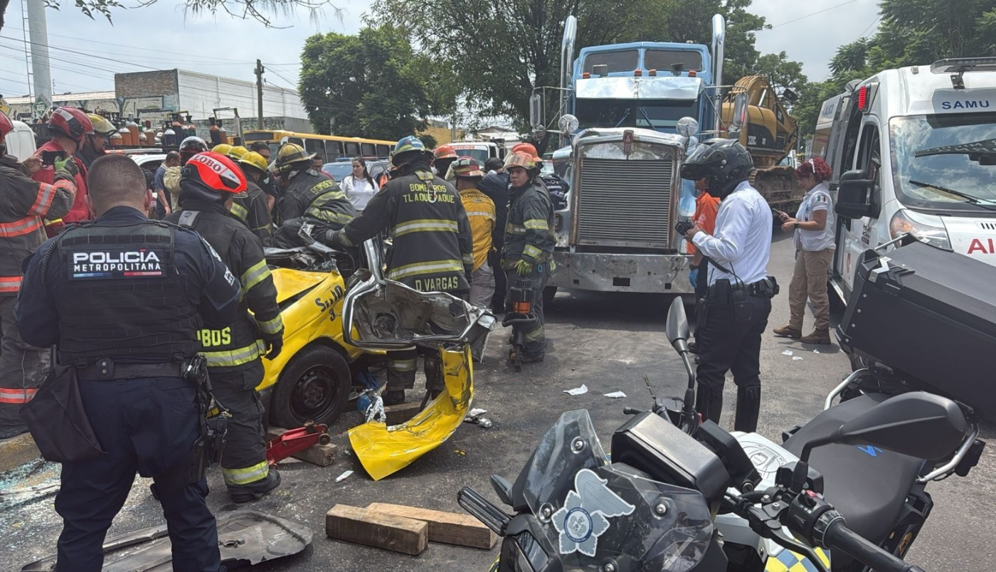 Choque entre taxi y maquinaria deja dos lesionados en la calzada Jesús González Gallo