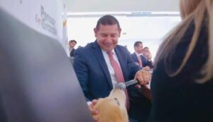 Gobernador de Puebla lleva a su perro Tommy a reunión oficial y simula que habla - ZMG Noticias