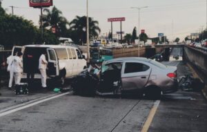 Un hombre fue rescatado tras quedar prensado entre los fierros de su auto - ZMG Noticias