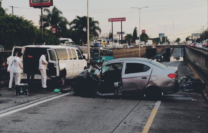 Un hombre fue rescatado tras quedar prensado entre los fierros de su auto - ZMG Noticias