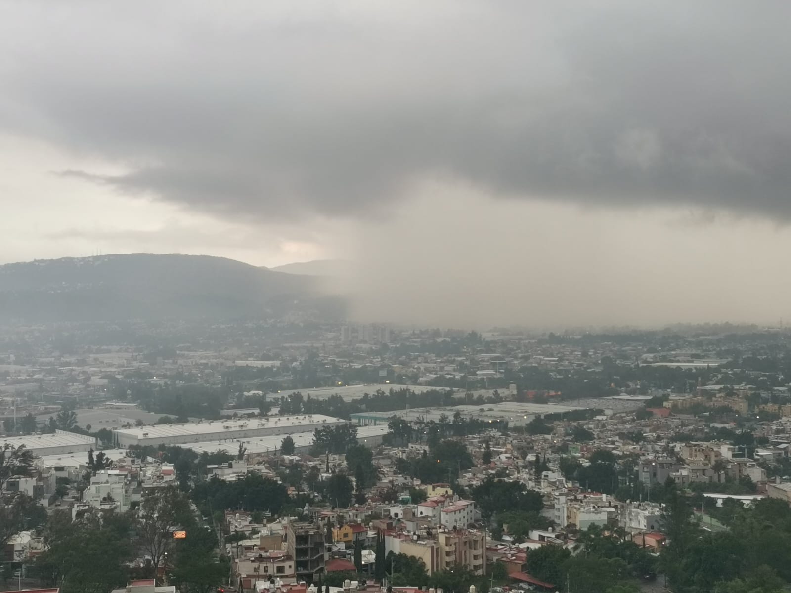 Fuerte tormenta sorprende a los tapatíos esta mañana - ZMG Noticias Fuerte tormenta sorprende a los tapatíos esta mañana - ZMG Noticias