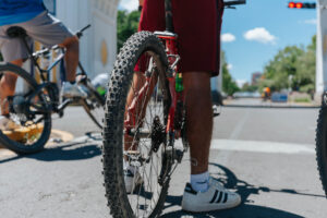 La Vía Recreativa celebra su 21 aniversario con anuncio de paseo ciclista nocturno una vez al mes