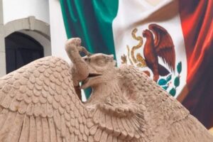 Aguila calva, una sin cabeza y personajes con seis dedos - ZMG Noticias