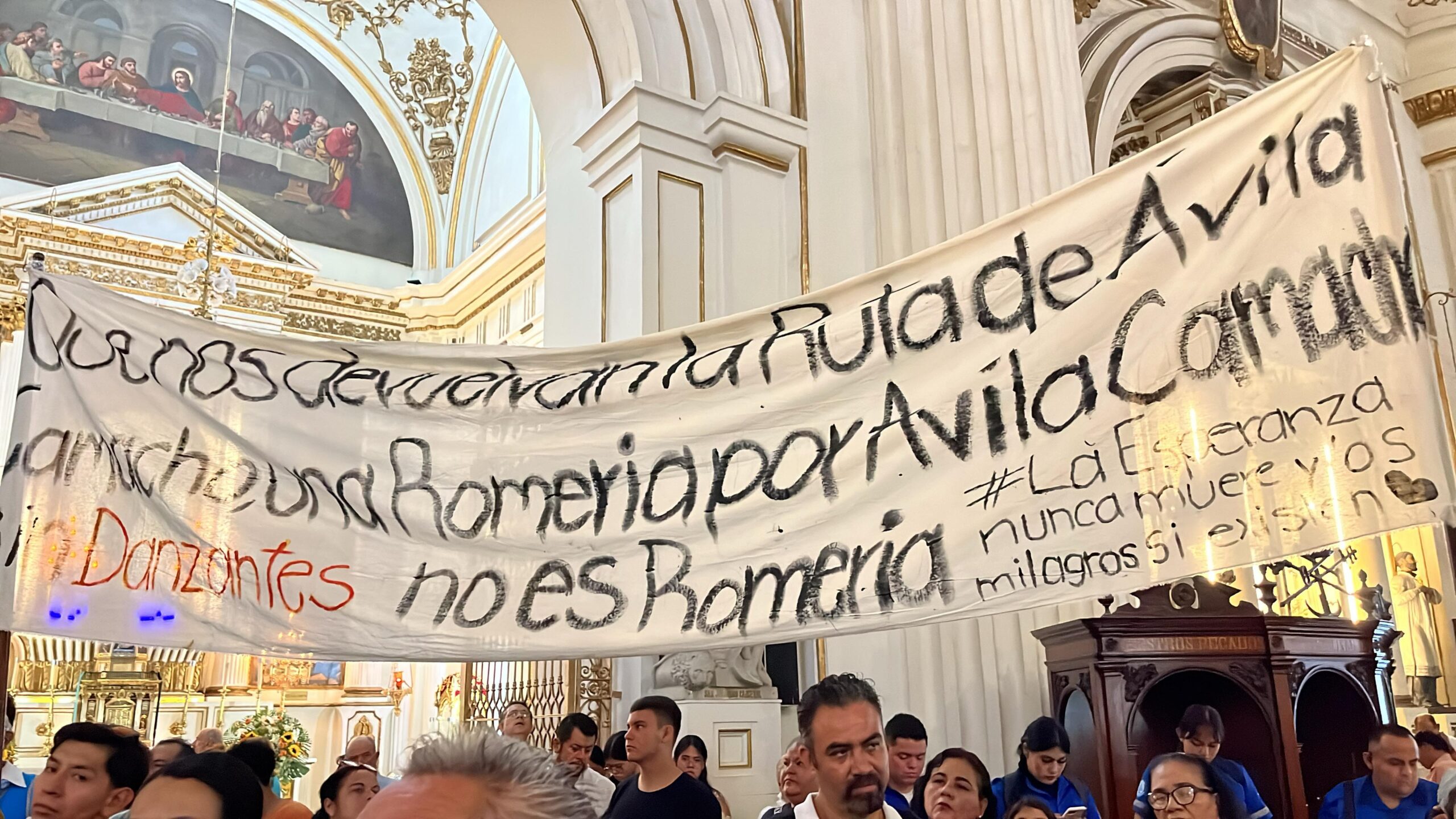 Danzantes protestan en la Catedral de Guadalajara - ZMG Noticias