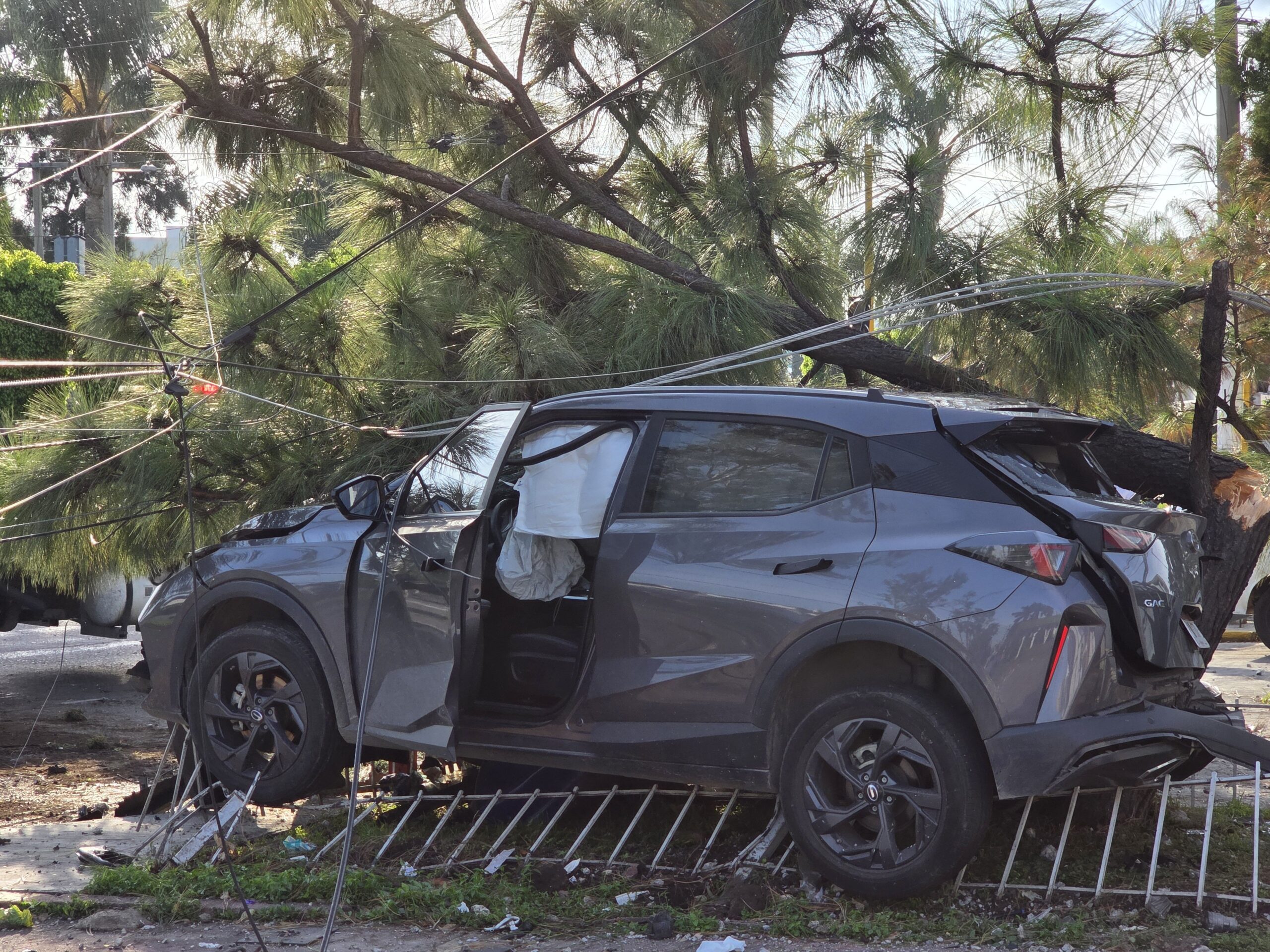 Fuerte accidente vehicular en el cruce de Carnero y Copérnico - ZMG Noticias