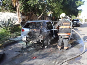 Bomberos de Zapopan controlan incendio en automóvil - ZMG Noticias
