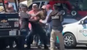 Agricultores y policías chocan durante bloqueo en Atotonilco - ZMG Noticias