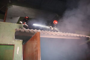 Bomberos de Zapopan rescatan a dos personas y a una mascota - ZMG Noticias