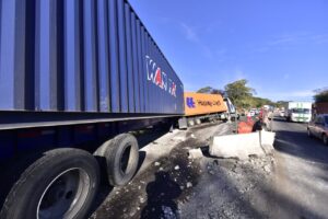 Choque entre camiones con llantas y pólvora provoca cierre parcial en la autopista Guadalajara-Colima