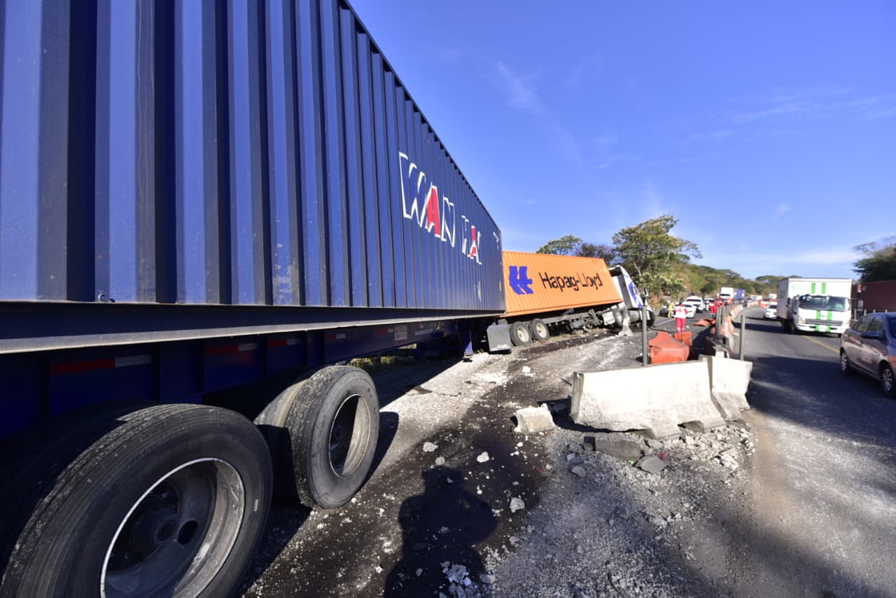 Choque entre camiones provoca cierre parcial en la autopista Guadalajara-Colima - ZMG Noticias Choque entre camiones con llantas y pólvora provoca cierre parcial en la autopista Guadalajara-Colima
