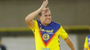 Video: Cuauhtémoc Blanco golpea a Sergio Hernández de Chivas en pleno partido - ZMG Noticias