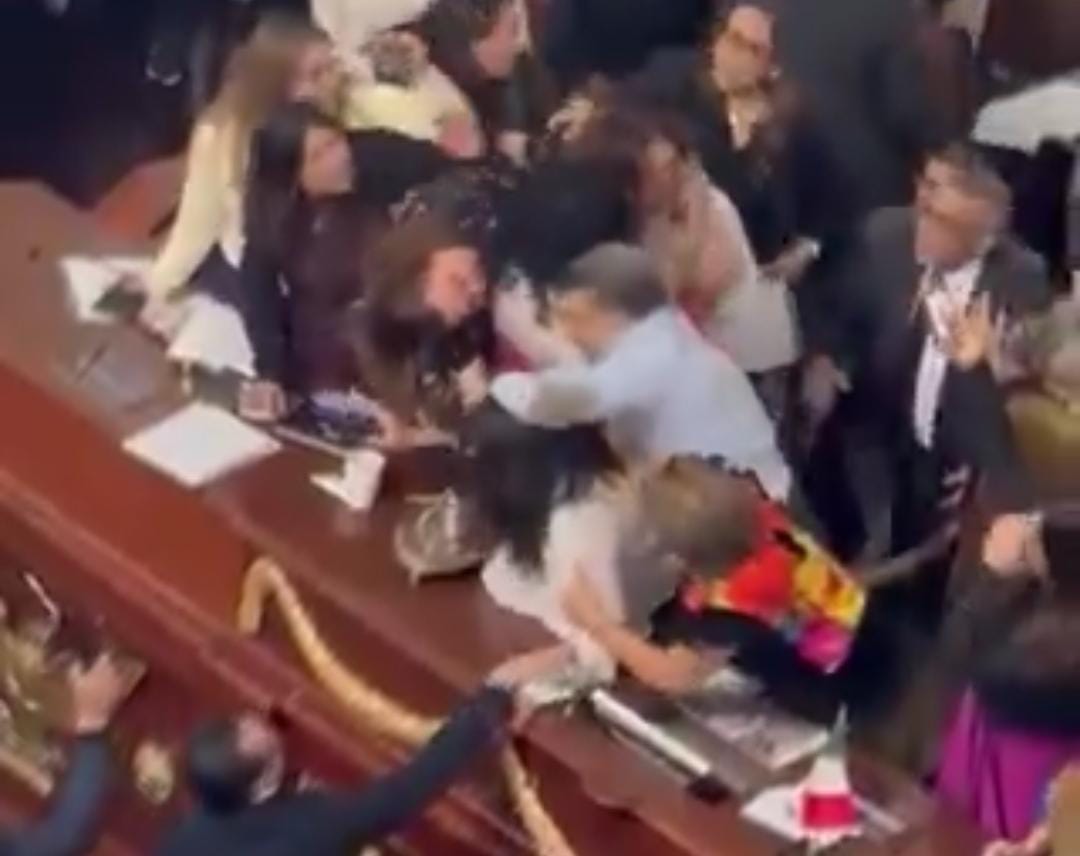 Video: Entre jalones de pelo y golpes diputadas se enfrentan por desaparición del Instituto de Transparencia - ZMG Noticias Video: Entre jalones de pelo y golpes diputadas se enfrentan por desaparición del Instituto de Transparencia - ZMG Noticias