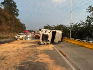 Cierre Parcial en Periférico Norte por Volcadura de Tractocamión - ZMG Noticias