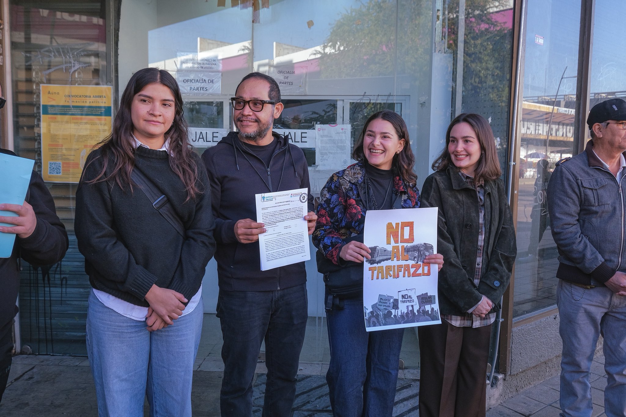 Entregan más de 20 mil firmas para referéndum sobre el Tarifazo