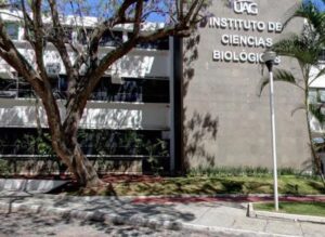 Se incendia vehículo en el interior del estacionamiento de la UAG