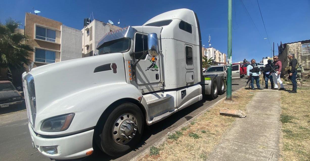 Recuperan tractocamion robado