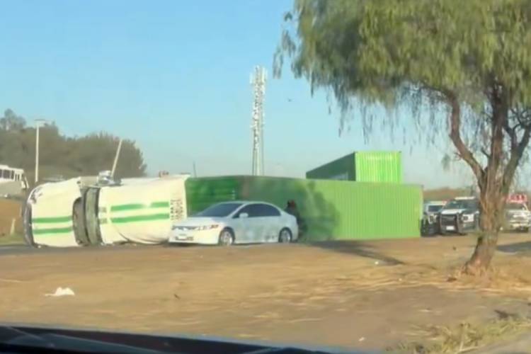 Trailer volcado en carretera a Chapala tiene bloqueada la circulación hacia el aeropuerto