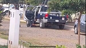 Ataque armado en Coquimatlán deja un policía muerto y una oficial herida