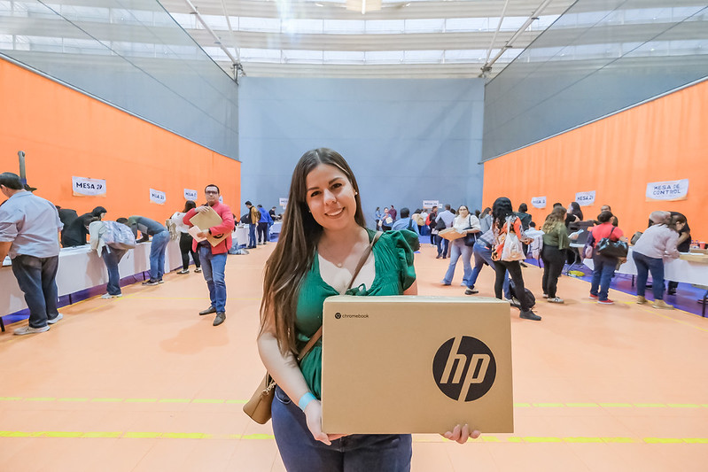 Entregan computadoras a maestros de Jalisco