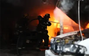 Investigan incendios que afectaron al menos 15 vehículos