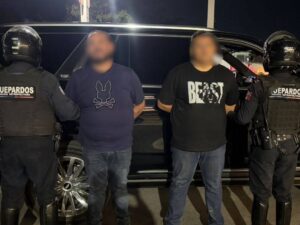 Detienen a dos hombres con arma de fuego y licencia apócrifa en Tlaquepaque